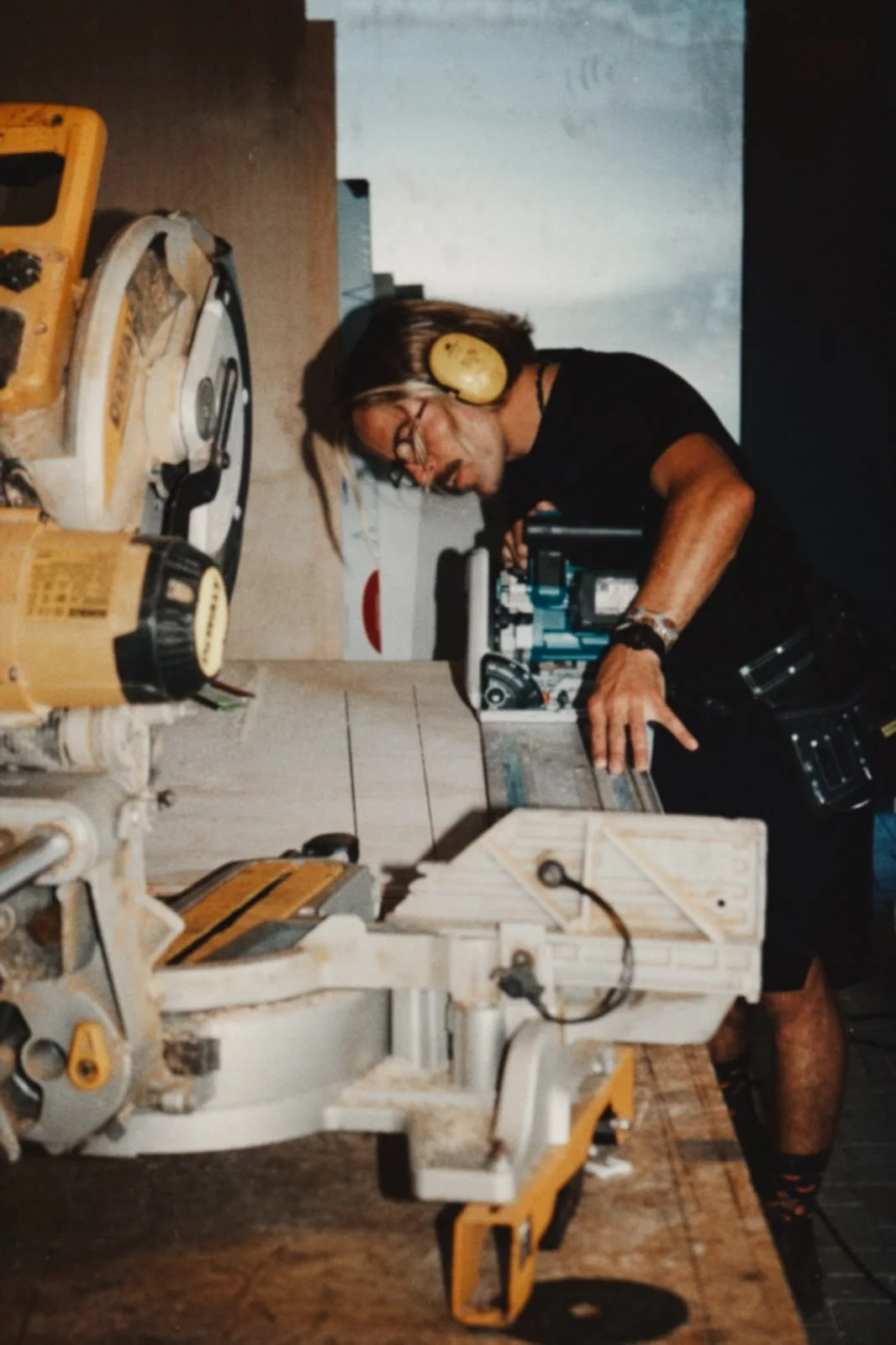 Carpentry work during Retromat construction